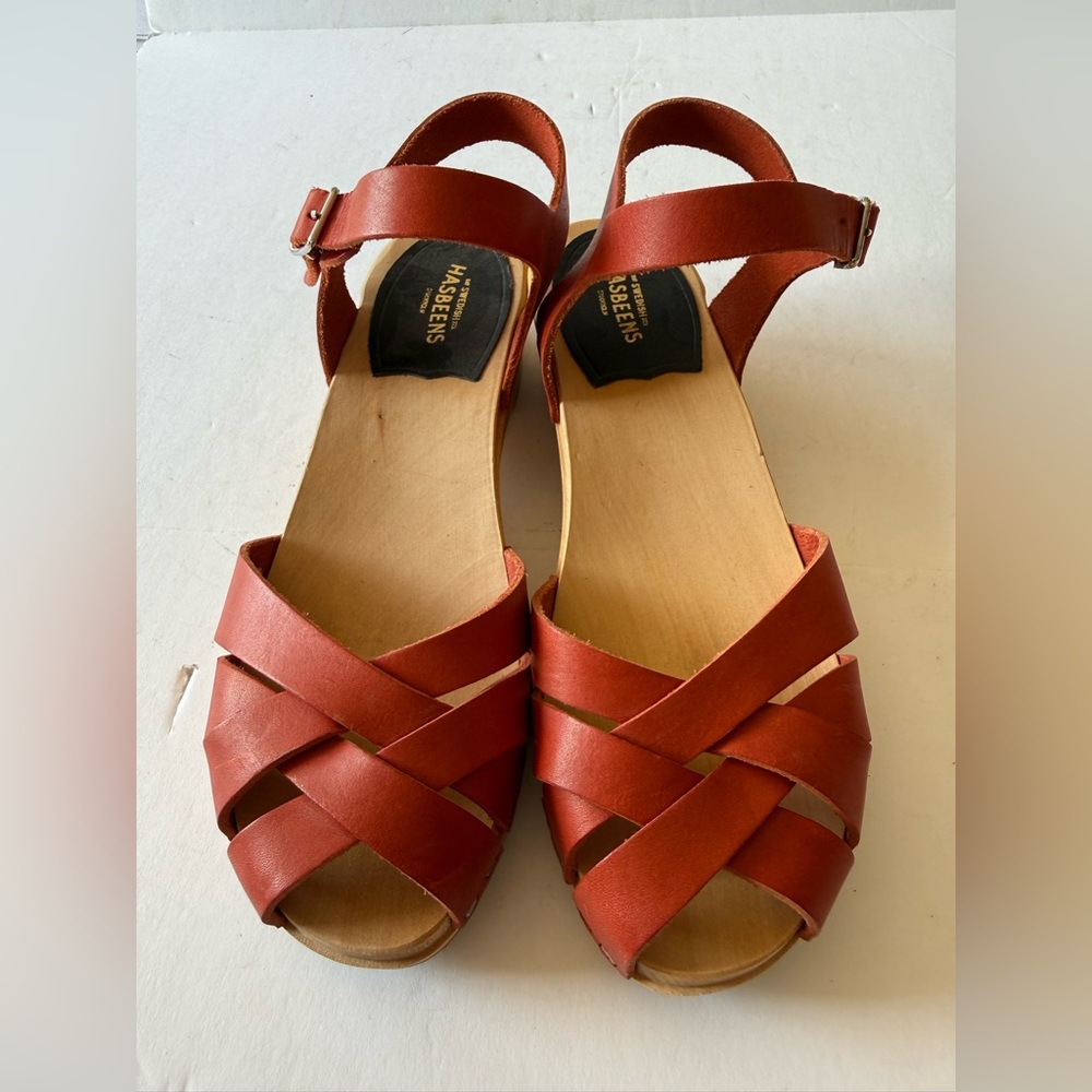 NWOB Swedish Hasbeens Magdalena
Red Leather Wooden Clogs Sandals Size EU 36